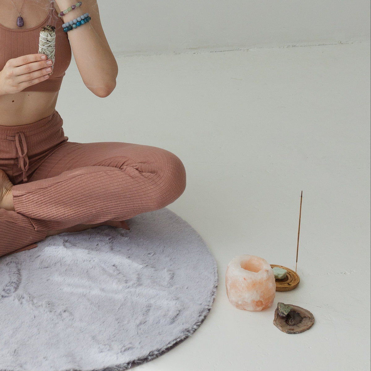 Išvalantis protą kvėpavimas "bramari pranayama" 2 variantai
