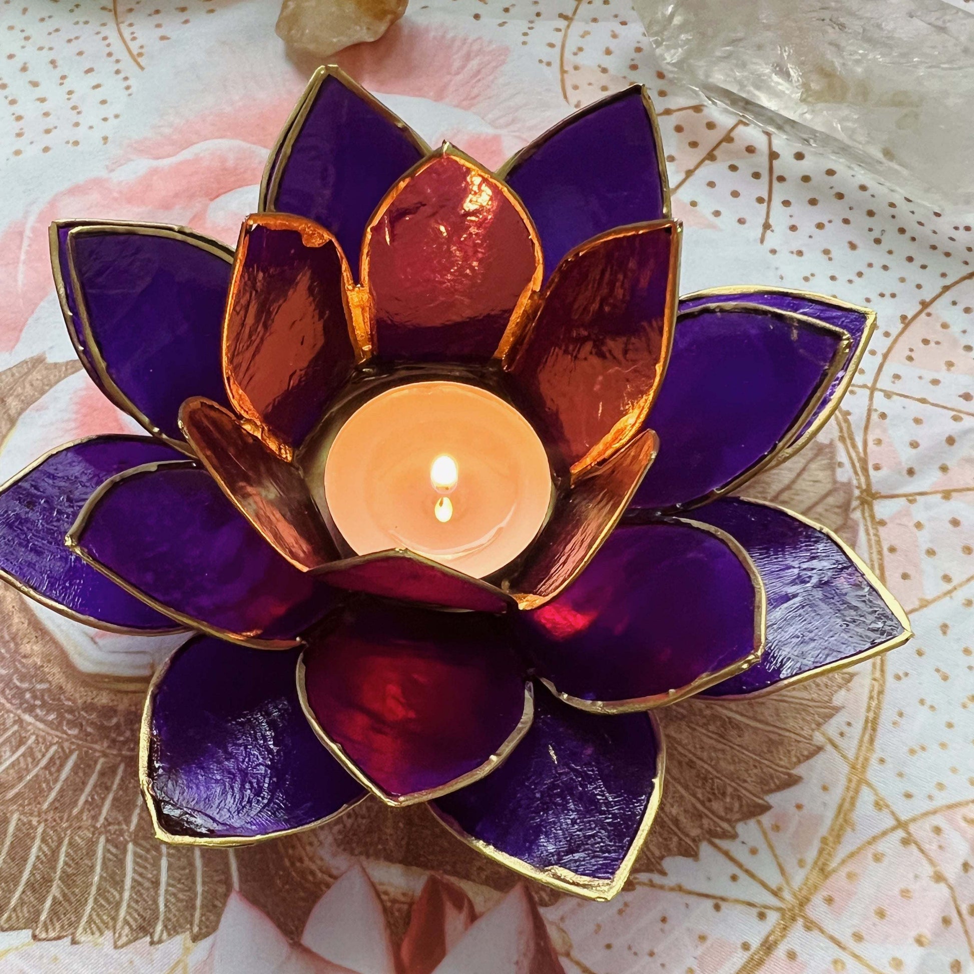 Lotoso simbolio žvakidė „Į šviesą“ – violetinė, rankų darbo - Ganapati